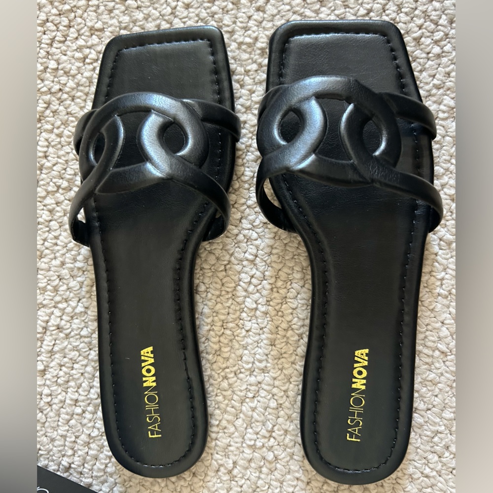 NIB Fashion Nova Phoebe Flat Sandals